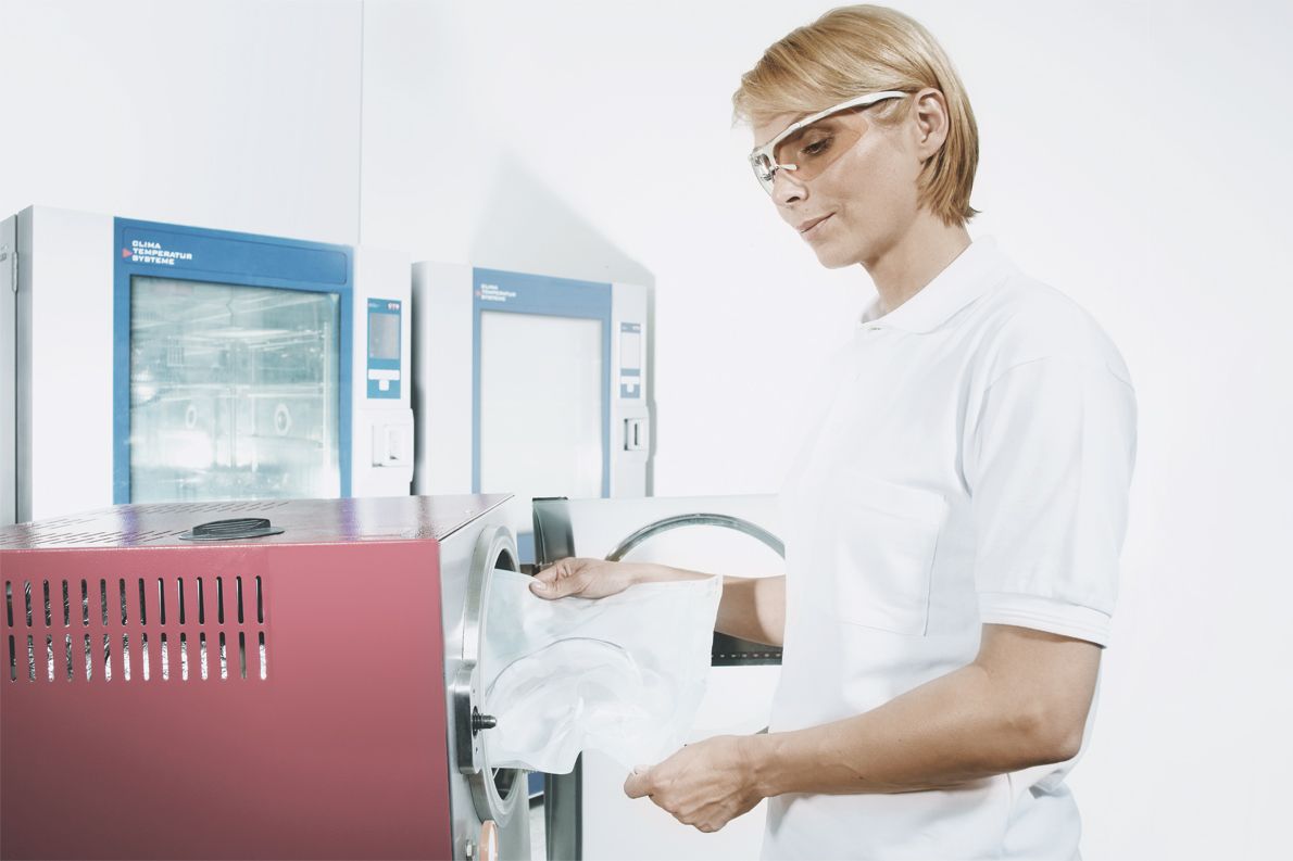 uvex super fit 9178 Schutzbrille - kratz- & beschlagfeste Modelle in verschiedenen Farben - EN 166-170-172 Weiß-Blau-Klar (Bild 2)